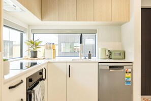 Micro-ondes, four, plaque de cuisson, lave-vaisselle