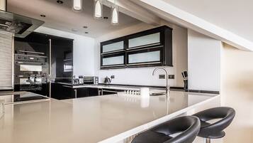 Réfrigérateur, micro-ondes, four, plaque de cuisson