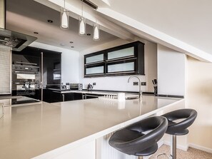 Fridge, microwave, oven, stovetop - Luxury Quite Apt Sleeps 6|Coastal Views & Sea View (Exeter)