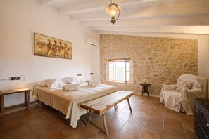 5 bedrooms, free WiFi, bed sheets - Ses Cases Noves by Rentallorca (Maria de la salut)