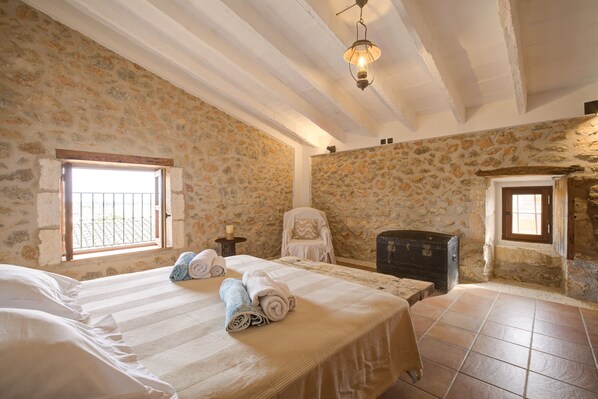 5 bedrooms, free WiFi, bed sheets