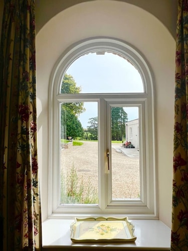 Coach House Quiet Country Retreat for 6 Near Coast