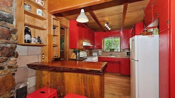 Signature huisje | Privékeuken | Een koelkast, een microgolfoven, een oven, een kookplaat