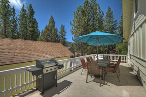 Terrace/patio - Sunshine Cabin Cozy 2-Story Getaway (Big Bear Lake)