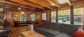 Sunshine Cabin Cozy 2-Story Getaway