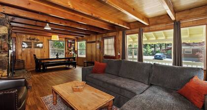 Sunshine Cabin Cozy 2-Story Getaway