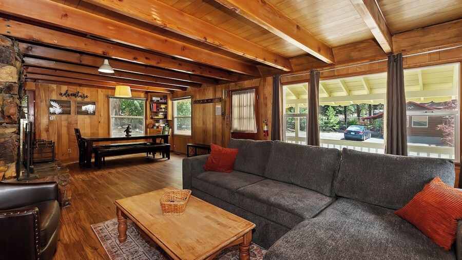Sunshine Cabin Cozy 2-Story Getaway
