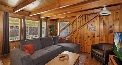 Sunshine Cabin Cozy 2-Story Getaway