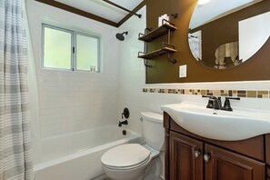 Bathroom - Sunshine Cabin Cozy 2-Story Getaway (Big Bear Lake)