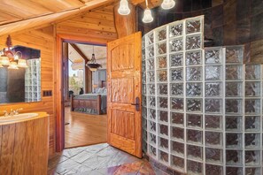 13 dormitoris, escriptori i planxa i posts de planxar 