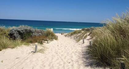 2 Kitchens, 6 Bedrooms, 4 Bathrooms Perfect for groups Close to beach/park/shops
