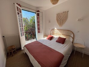 3 bedrooms, iron/ironing board, travel crib, WiFi