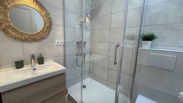 Haartrockner, Handtücher, Seife, Toilettenpapier