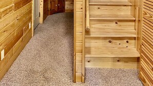 Un intérieur en bois avec un escalier menant à une mezzanine.