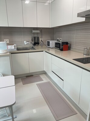 Réfrigérateur, micro-ondes, four, plaque de cuisson