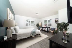 4 bedrooms, desk, travel cot, WiFi - Modern & Spacious Family Retreat 4BD Home – Mins to Disney Magic! (Fullerton)