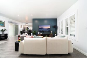 Smart TV, offices - Modern & Spacious Family Retreat 4BD Home – Mins to Disney Magic! (Fullerton)