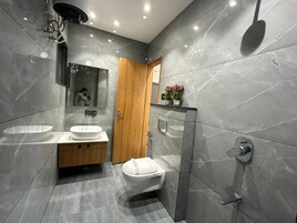 Habitación Deluxe doble | Baño | Ducha, artículos de higiene personal gratuitos, zapatillas y toallas