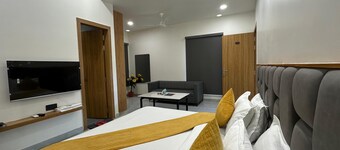 Hotel sky way inn