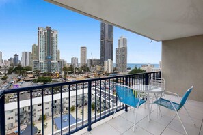 Outdoor dining - Chic Coastal Retreat with Resort-Style Amenities (Surfers Paradise)