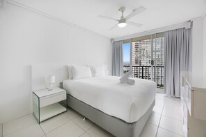 2 bedrooms, WiFi, bed sheets - Chic Coastal Retreat with Resort-Style Amenities (Surfers Paradise)