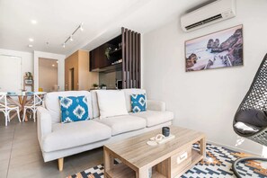 TV - Modern 2-Bedroom Retreat Minutes from St Kilda (St Kilda)