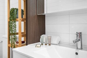 Shower, hair dryer, towels, shampoo - Modern 2-Bedroom Retreat Minutes from St Kilda (St Kilda)