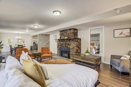 Mountain Villa! Scenic Getaway with Hot Tub