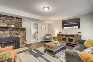TV, fireplace - Mountain Villa! Scenic Getaway with Fire Pit (Cascade-Chipita Park)