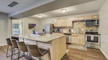 Réfrigérateur, four à micro-ondes, un four, surface de cuisson