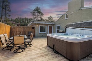 Outdoor dining - Mountain Retreat! Hot Tub & Fire Pit with Views (Cascade-Chipita Park)