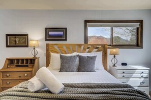 3 bedrooms, desk, travel crib, WiFi