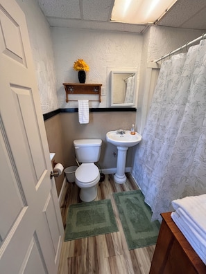 مناشف، صابون، ورق حمّام