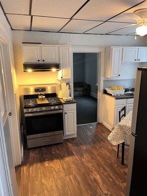 Jääkaappi, mikroaaltouuni, uuni, liesi