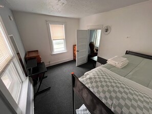 2 عدّة غرف نوم وخدمة الإنترنت وملاءات أسرّة