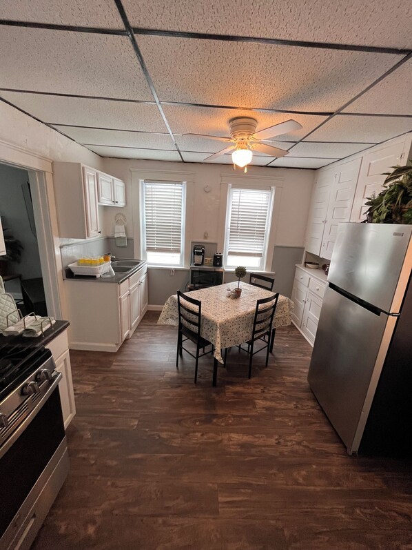 ثلاجة، ميكروويف، فرن، موقد طهي مسطح