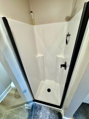 Bruser, hårtørrer, håndklæder, Sæbe