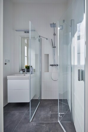 Een douche, een haardroger, handdoeken, zeep