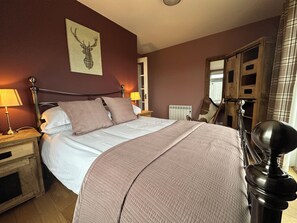 4 bedrooms, iron/ironing board, WiFi, bed sheets - Knockenhooley is stunning traditional cottage on the stunning Isle of Skye. (Isle of Skye)