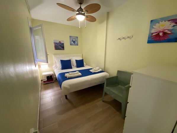 3 slaapkamers, een strijkplank/strijkijzer, internet, beddengoed