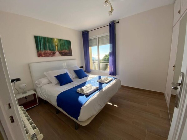 3 habitaciones, tabla de planchar con plancha, internet y ropa de cama 