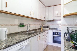 冷蔵庫、電子レンジ、オーブン、コンロ