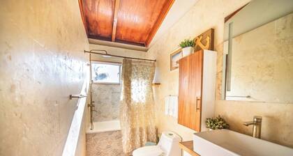 Colonial 2BR Apartment 2mins walk to beach!