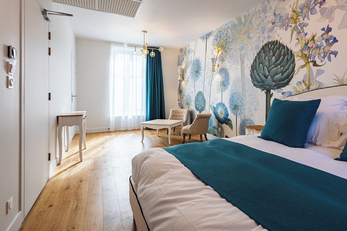 Ein Schlafzimmer mit einem großen Bett, einem Schreibtisch und einem Stuhl.