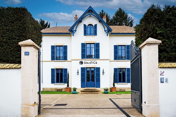 Front of property - Solstice Beaune - Hotel et Terroir (Beaune)