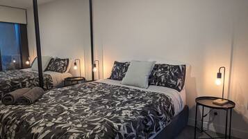 2 bedrooms, desk, iron/ironing board, WiFi