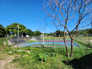 Sport court - Central and cozy 2-bedroom in amazing Ocho Rios with AC, WiFi and green space (Ocho Rios)