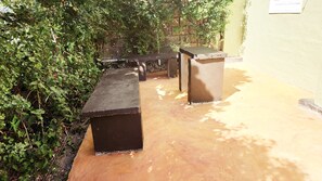 Terrace/patio - Central and cozy 2-bedroom in amazing Ocho Rios with AC, WiFi and green space (Ocho Rios)