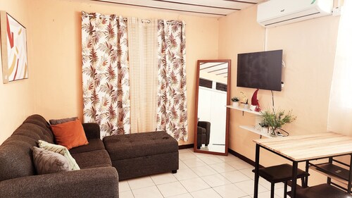 Central and cozy 2-bedroom in amazing Ocho Rios with AC, WiFi and green space