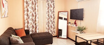Central and cozy 2-bedroom in amazing Ocho Rios with AC, WiFi and green space